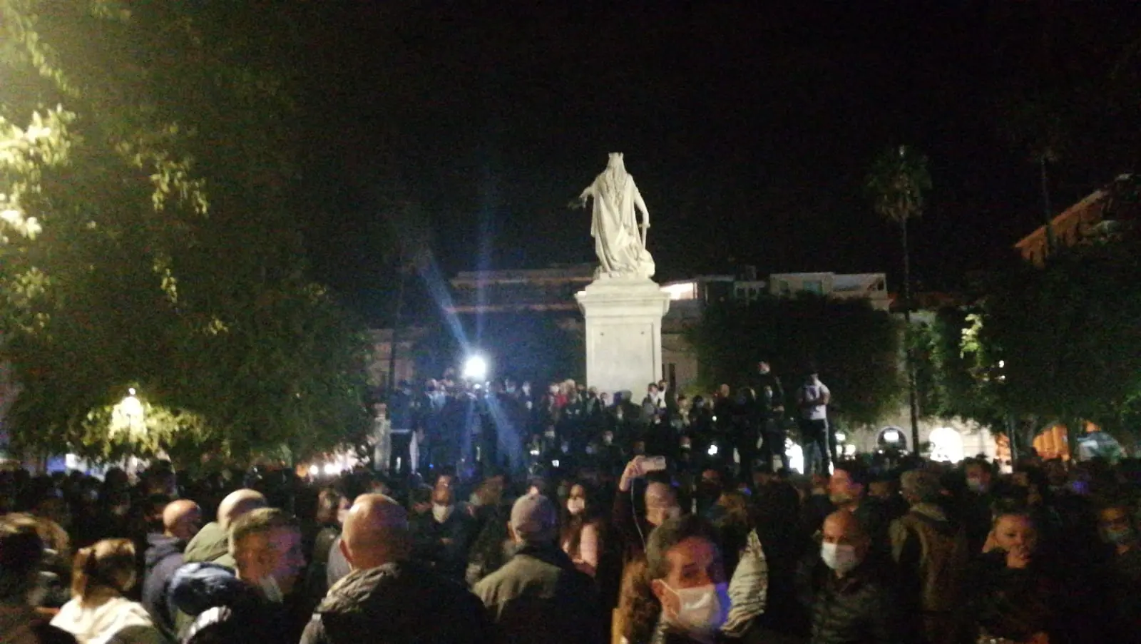 Calabria zona rossa, Reggio si mobilita: in migliaia in protesta in piazza Italia