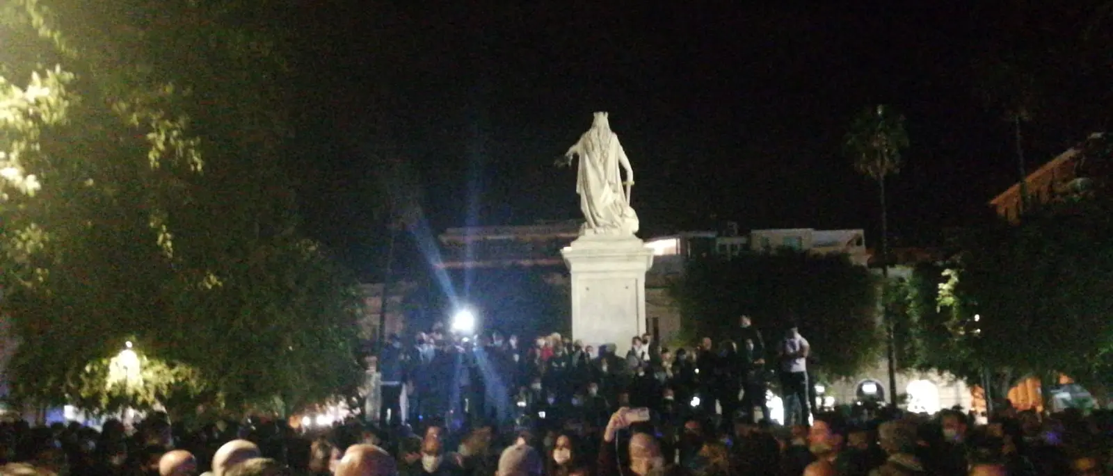 Calabria zona rossa, Reggio si mobilita: in migliaia in protesta in piazza Italia