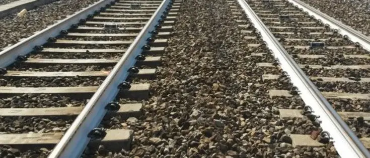 Si lancia sotto l’Intercity Roma-Reggio, bloccata la circolazione dei treni da e per la Calabria
