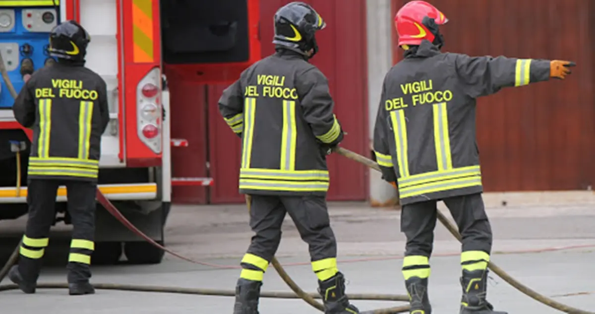 Reggio, incendio a Gallico presso il locale Nuez