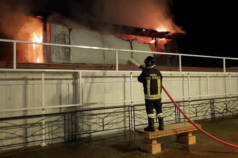 Siderno, in fiamme nella notte uno stabilimento balneare