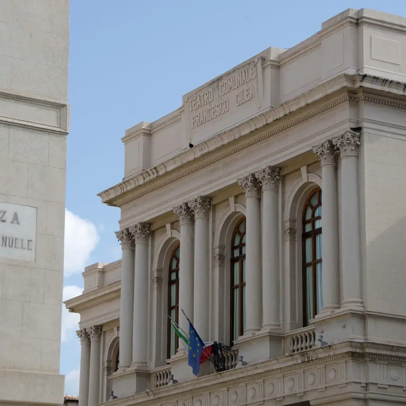 Reggio, chiusura di stile per gli studenti del \"De Amicis\". Flashmob al Cilea
