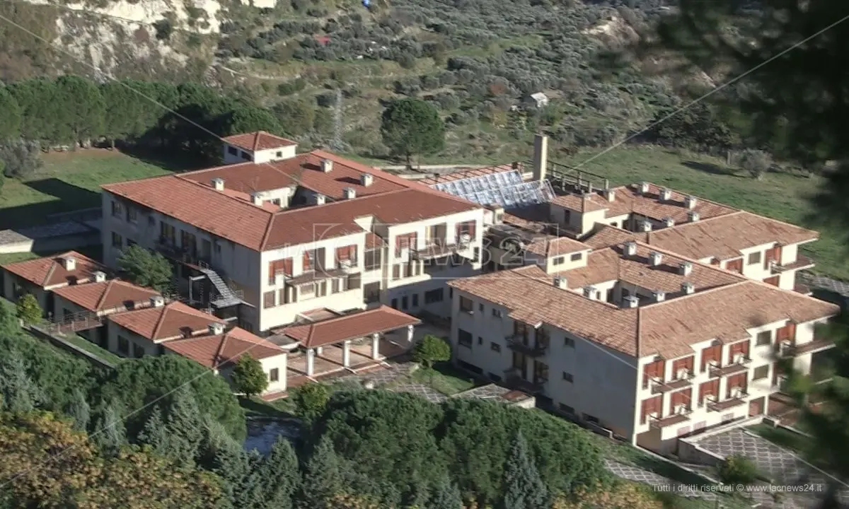 Gerace e Siderno, quegli ospedali cadenti tra proposte e sit-in notturni