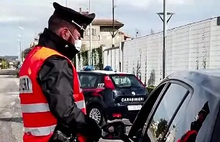 Gioia Tauro, controlli anti-Covid a tappeto dei carabinieri. Sequestri e denunce