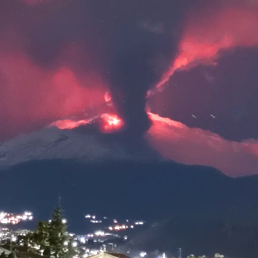 Etna in eruzione nella notte. Colate di lava e forti boati