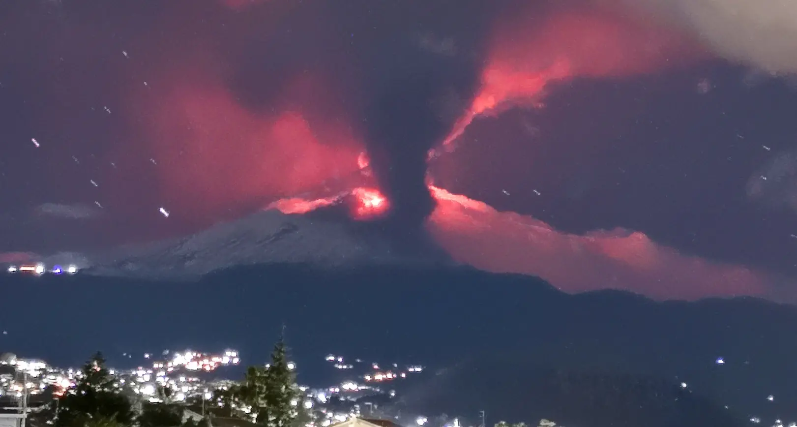 Etna in eruzione nella notte. Colate di lava e forti boati