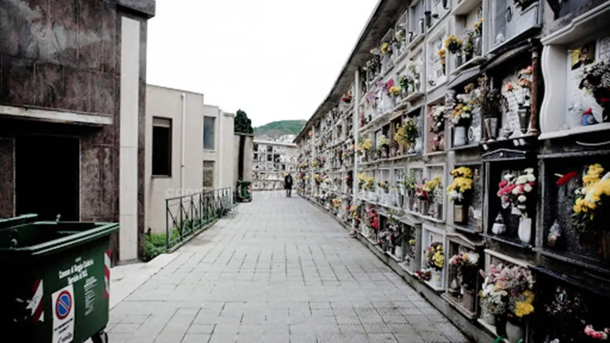 REGGIO CALABRIA. LOCULI ALL\\'INTENRO DEL CIMITERO DI REGGIO CALABRIA.