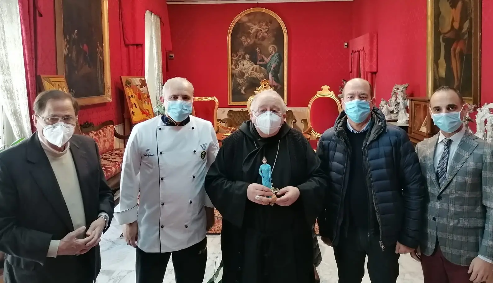Da Confartigianato una statuetta per il presepe al vescovo Morosini
