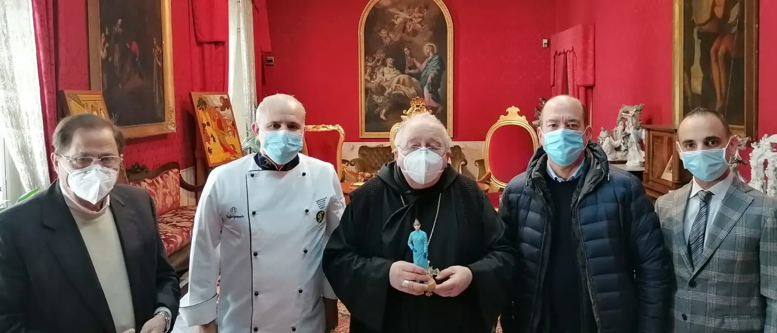 Da Confartigianato una statuetta per il presepe al vescovo Morosini
