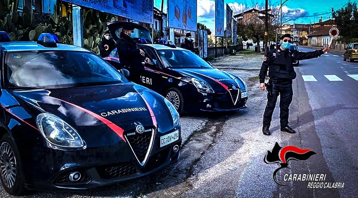 Fossato jonico, padre e figlio denunciati per detenzione illecita e omessa custodia di armi