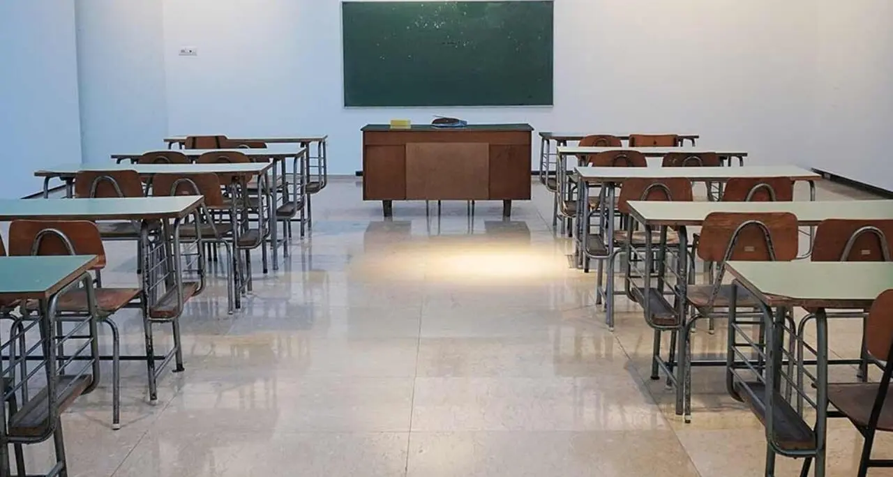 Grimaldi,\u00A0plesso scolastico preso di mira nella notte: lezioni sospese\n