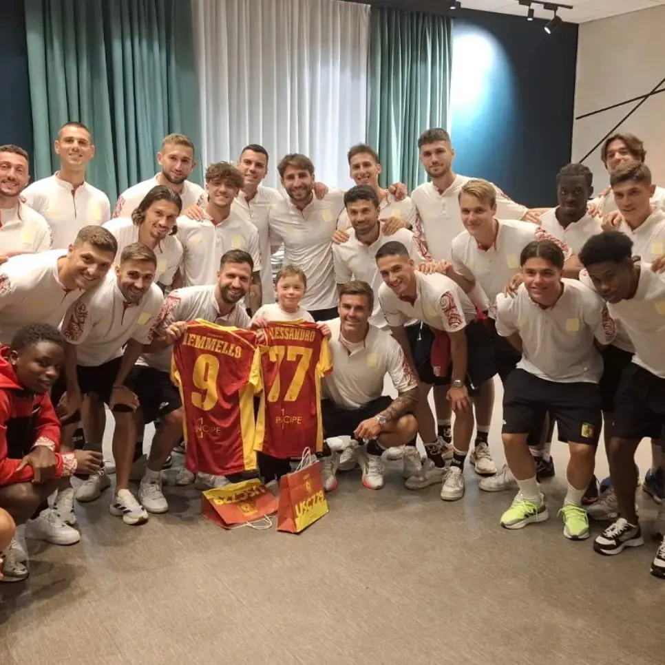 Genova, il Catanzaro abbraccia Emanuele: il piccolo supereroe che unisce Serie A e B\n