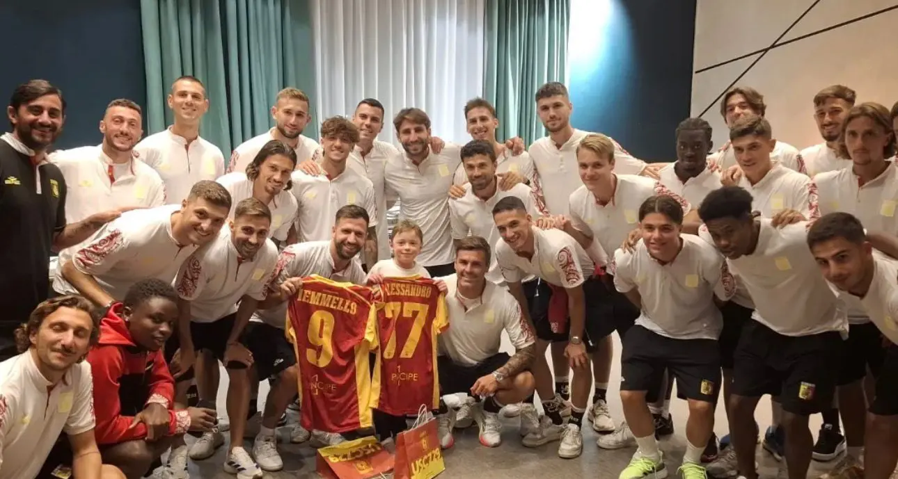 Genova, il Catanzaro abbraccia Emanuele: il piccolo supereroe che unisce Serie A e B\n