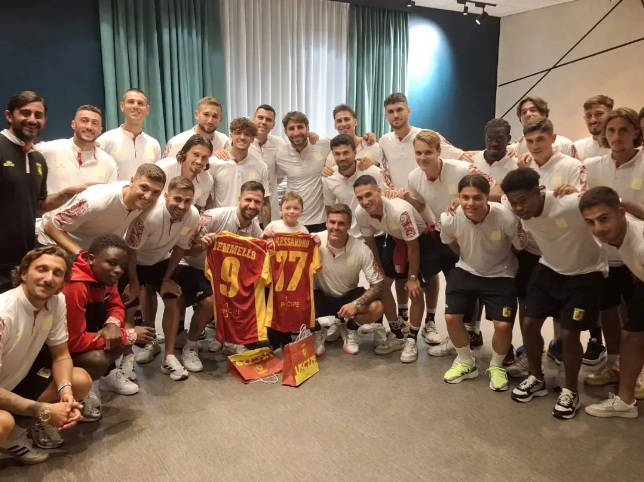 Genova, il Catanzaro abbraccia Emanuele: il piccolo supereroe che unisce Serie A e B\n