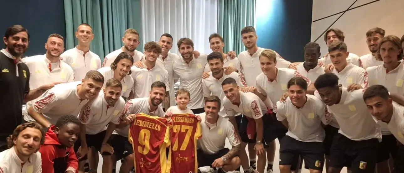 Genova, il Catanzaro abbraccia Emanuele: il piccolo supereroe che unisce Serie A e B\n