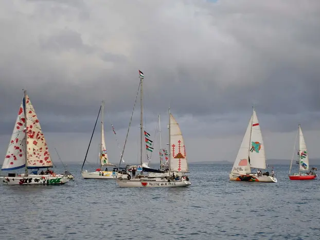 La Flotilla sempre più vicina a Gaza: «Ma ci fermeranno». Israele: «Consegnate gli aiuti ora»