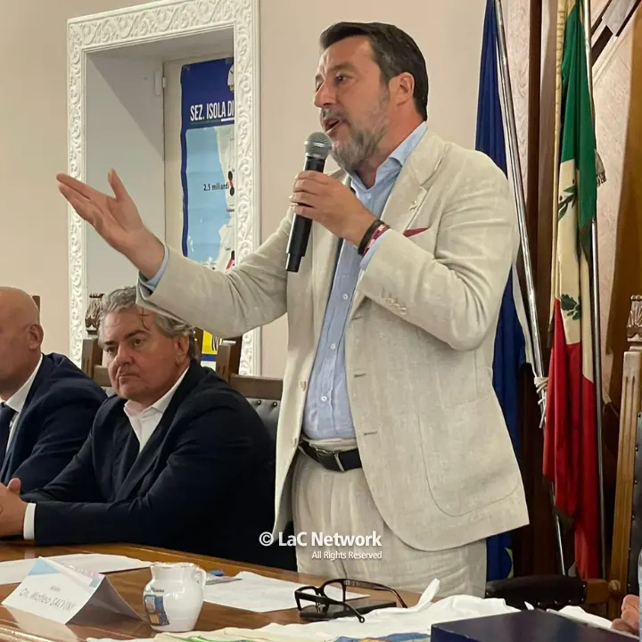 Ponte sullo Stretto, Salvini risponde\u00A0da Sellia Marina: «Contributo minimo da Sicilia e Calabria, 10 miliardi dallo Stato»\n