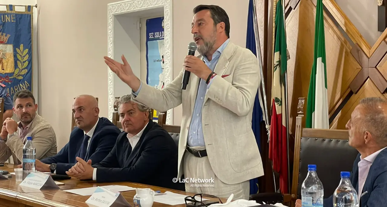 Ponte sullo Stretto, Salvini risponde\u00A0da Sellia Marina: «Contributo minimo da Sicilia e Calabria, 10 miliardi dallo Stato»\n