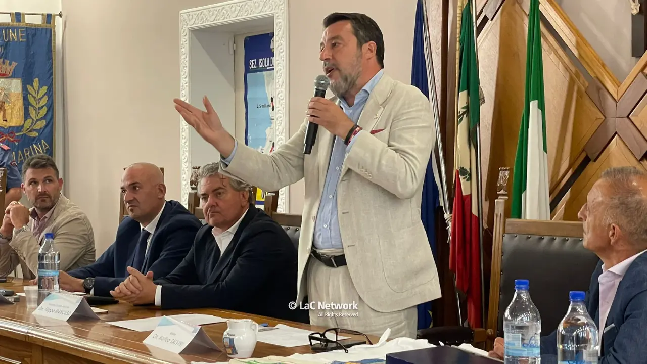 Ponte sullo Stretto, Salvini risponde\u00A0da Sellia Marina: «Contributo minimo da Sicilia e Calabria, 10 miliardi dallo Stato»\n