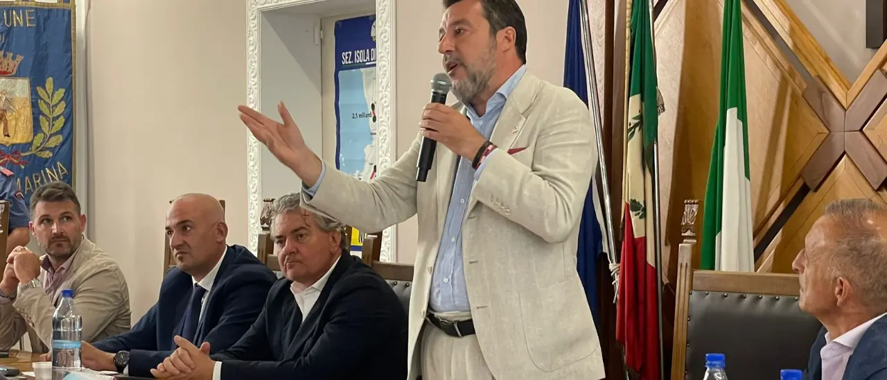 Ponte sullo Stretto, Salvini risponde\u00A0da Sellia Marina: «Contributo minimo da Sicilia e Calabria, 10 miliardi dallo Stato»\n