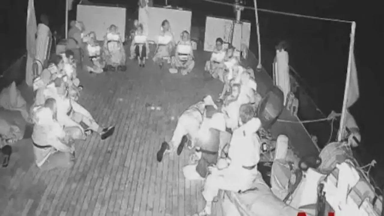 Flotilla verso Gaza abbordata dalle navi israeliane, tensione a bordo. Jet inglesi in volo da Cipro