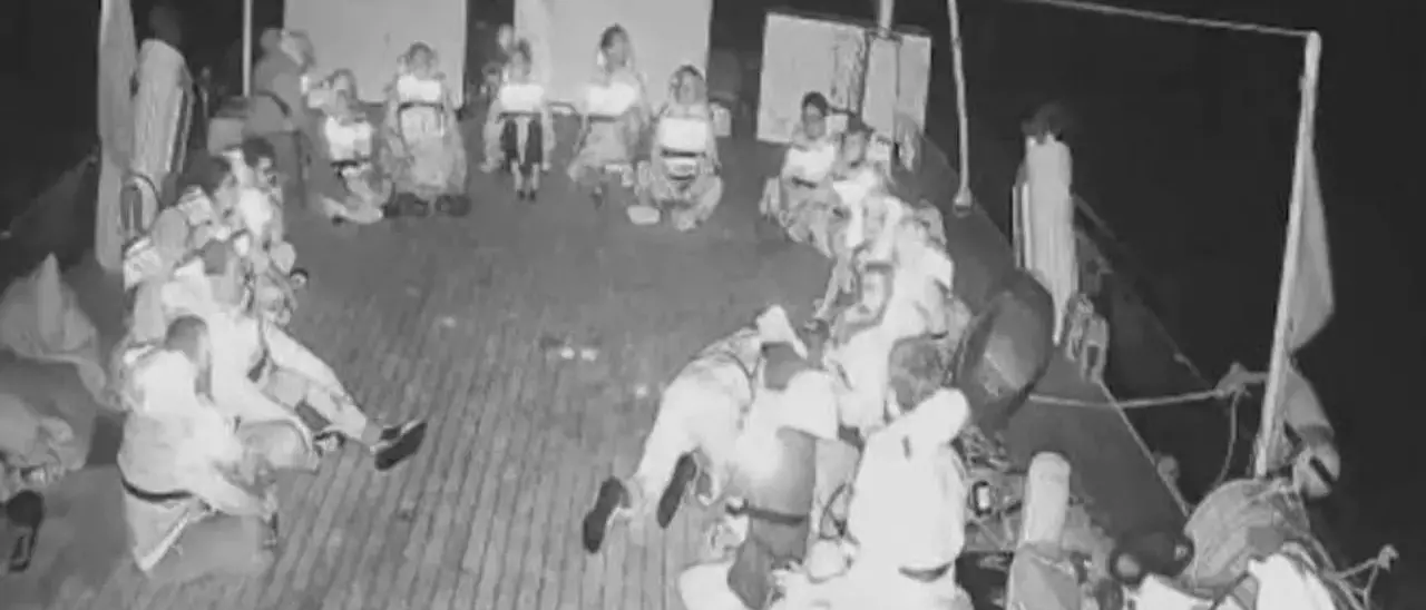 Flotilla verso Gaza abbordata dalle navi israeliane, tensione a bordo. Jet inglesi in volo da Cipro