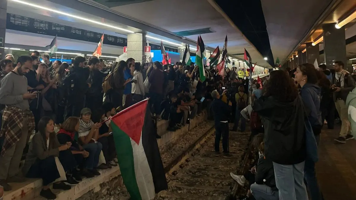 Manifestanti pro Pal bloccano stazione ferroviaria di Napoli