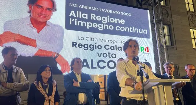 «Il mio abbraccio a Reggio»: Giuseppe Falcomatà saluta la città nell’ultimo comizio da sindaco prima delle Regionali