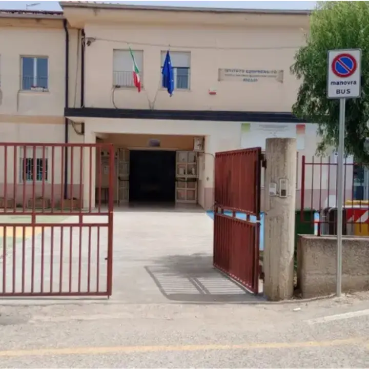Caos mensa a Ricadi: protesta dei genitori per il cantiere\u00A0fermo e\u00A0i pasti\u00A0serviti in classe contro il regolamento scolastico\n