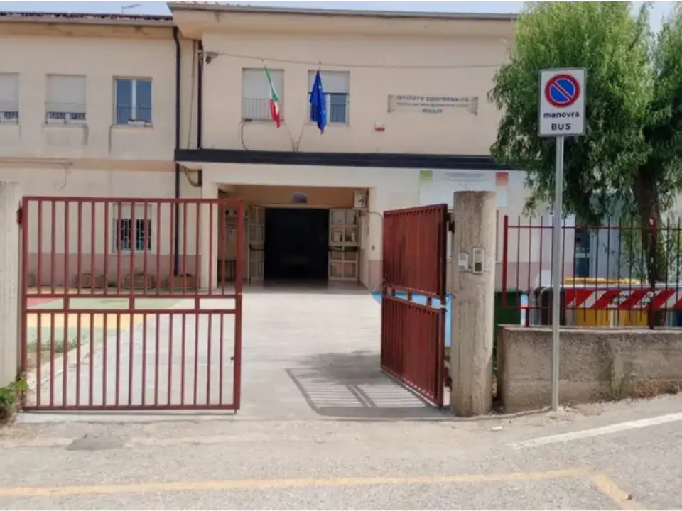 Caos mensa a Ricadi: protesta dei genitori per il cantiere fermo e i pasti serviti in classe contro il regolamento scolastico
