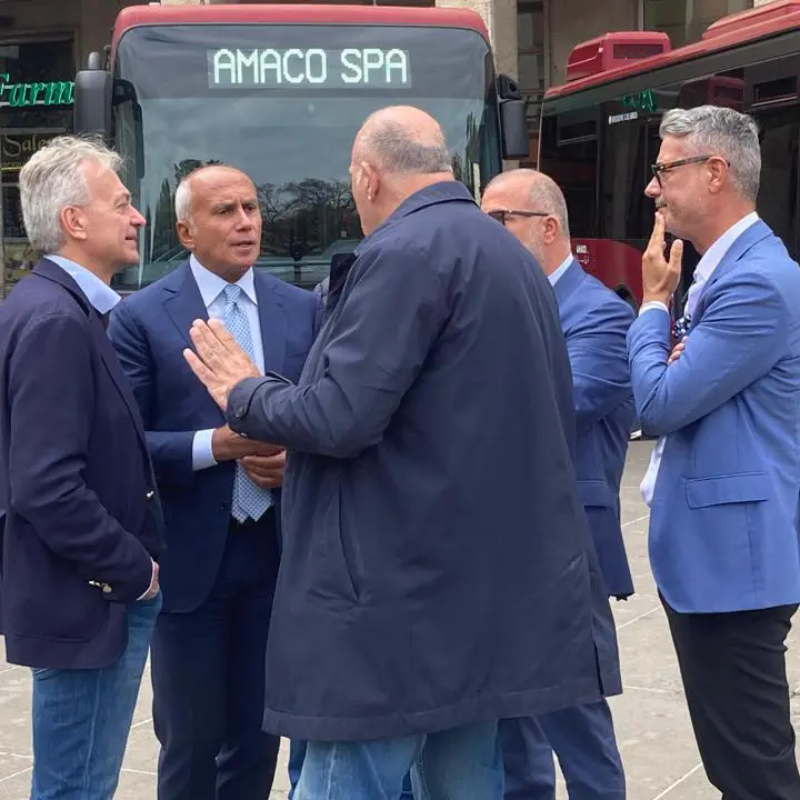 Amaco Cosenza, a piazza dei Bruzi svelati i nuovi autobus. La flotta è pronta a circolare