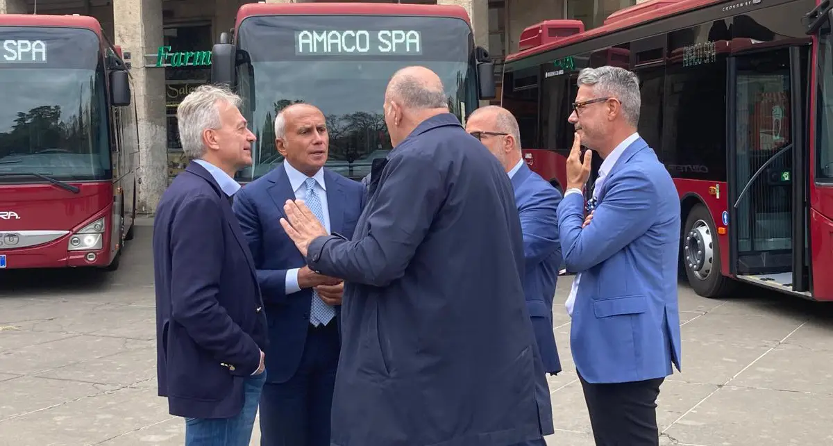 Amaco Cosenza, a piazza dei Bruzi svelati i nuovi autobus. La flotta è pronta a circolare