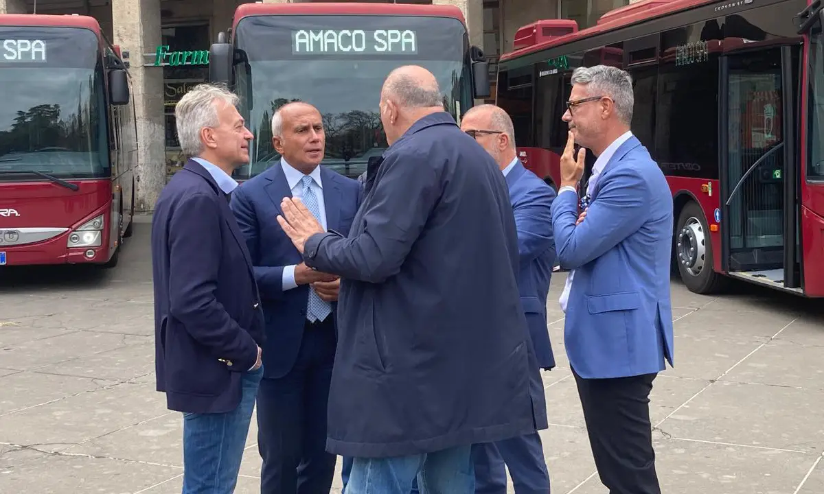 Amaco Cosenza, a piazza dei Bruzi svelati i nuovi autobus. La flotta è pronta a circolare