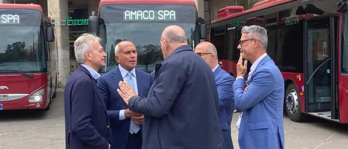Amaco Cosenza, a piazza dei Bruzi svelati i nuovi autobus. La flotta è pronta a circolare