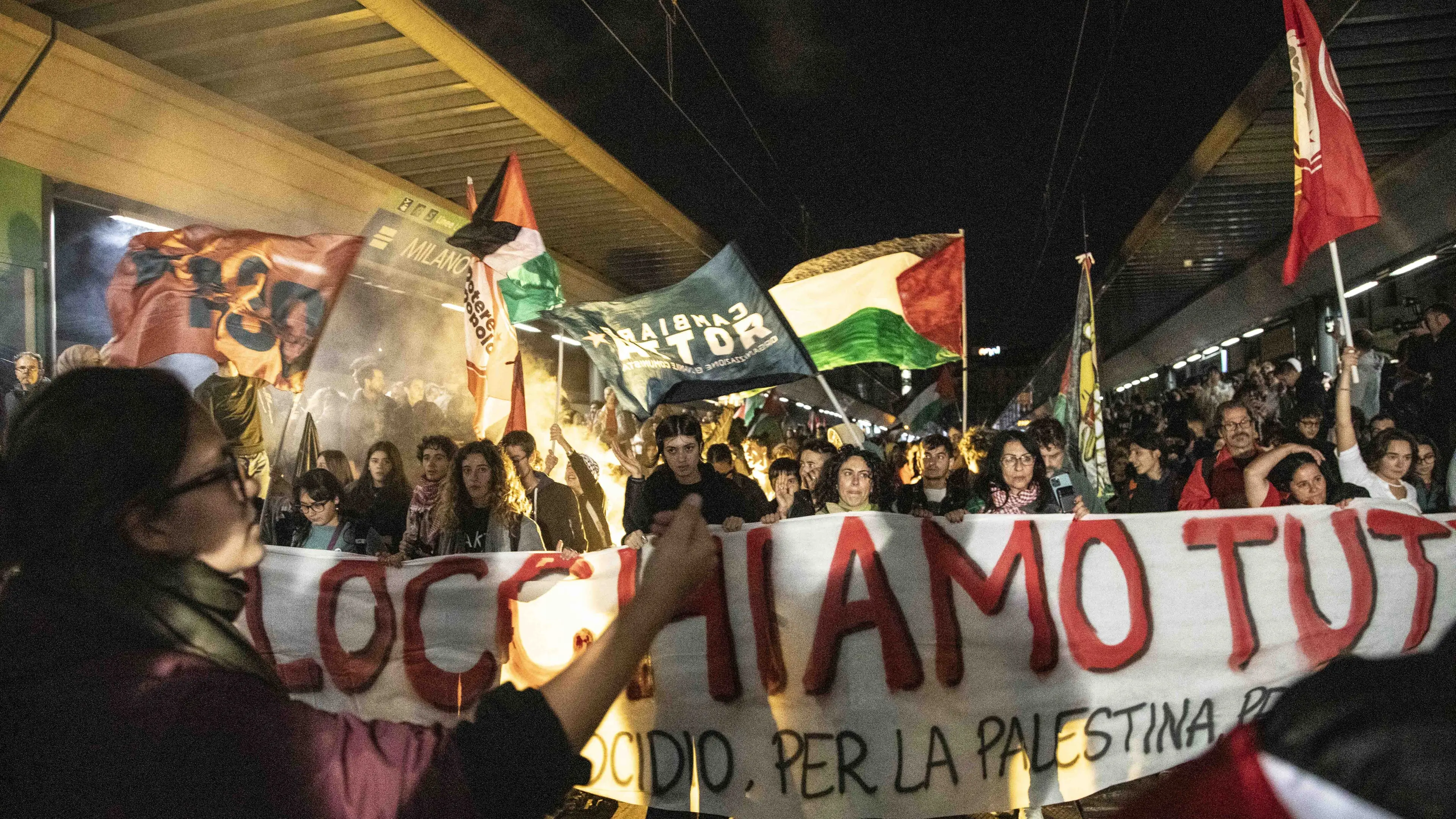 <p>I manifestanti che ieri sera hanno bloccato la stazione di Milano Cadorna</p>\\n , francesco algeri