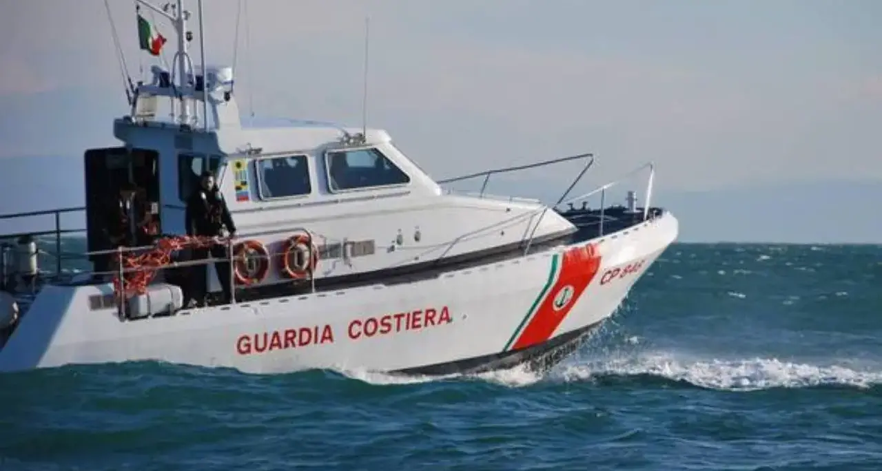 Onda travolge imbarcazione a Reggio Calabria muore un pescatore: aveva 77 anni\n