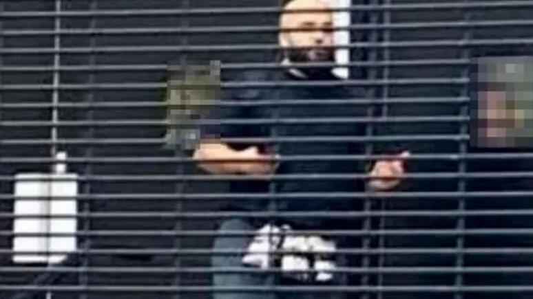<p>L&#39;aggressore con indosso la cintura esplosiva</p>\\n