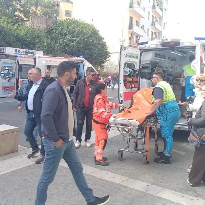 Cosenza, incendio in palazzo su corso Mazzini: una persona ricoverata in terapia intensiva\n