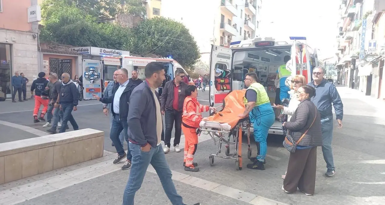 Cosenza, incendio in palazzo su corso Mazzini: una persona ricoverata in terapia intensiva\n