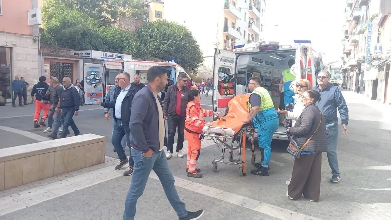 Cosenza, incendio in palazzo su corso Mazzini: una persona ricoverata in terapia intensiva\n