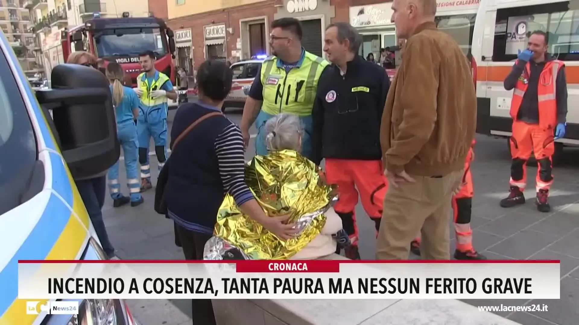 Incendio a Cosenza, tanta paura ma nessun ferito grave