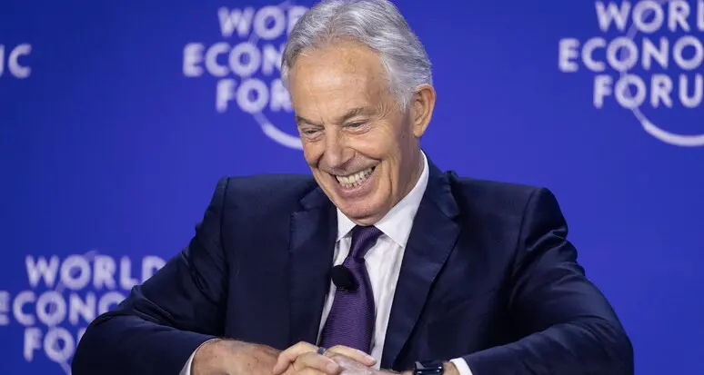 Tony Blair, architetto di fallimenti:\u00A0la pace a Gaza affidata a chi ha già bruciato il Medio Oriente\n