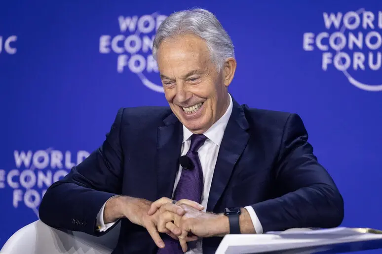 Tony Blair, architetto di fallimenti:\u00A0la pace a Gaza affidata a chi ha già bruciato il Medio Oriente\n