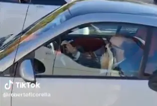 Benigni in auto, cellulare in mano e niente cintura