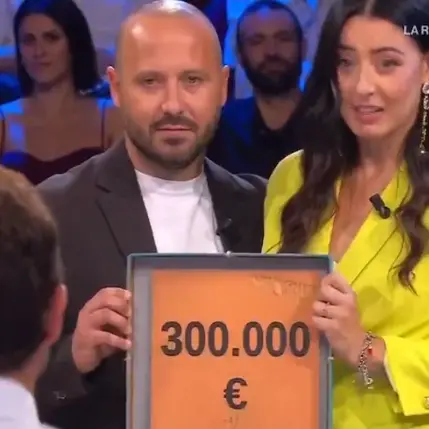 Francesca da Praia a Mare trionfa ad Affari Tuoi: nel suo pacco i 300mila euro\n
