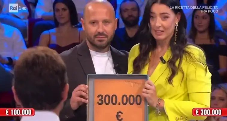Francesca da Praia a Mare trionfa ad Affari Tuoi: nel suo pacco i 300mila euro\n