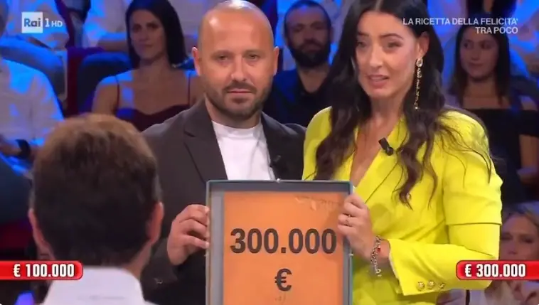 Francesca da Praia a Mare trionfa ad Affari Tuoi: nel suo pacco i 300mila euro\n