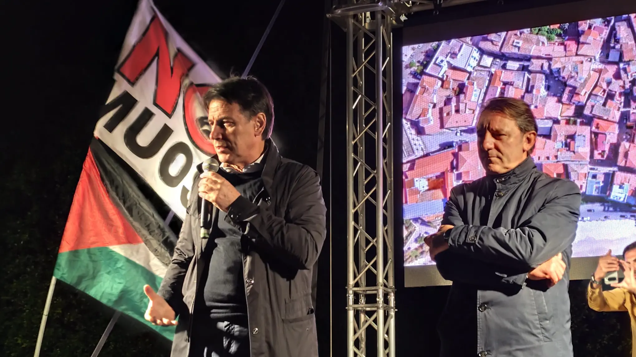 <p>Conte e Tridico sul palco a Reggio Calabria</p>\\n