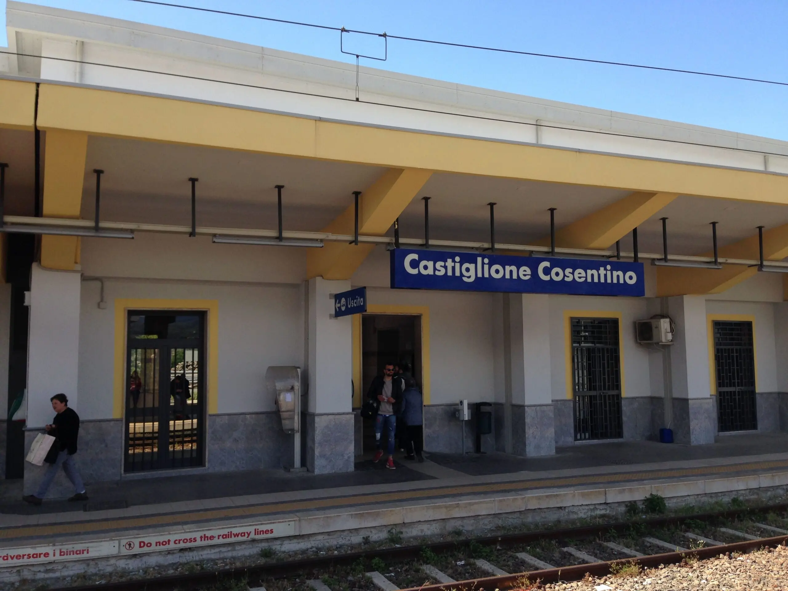 Castiglione, treno bloccato a dieci metri dalla stazione per un’ora e mezza. I pendolari: «Non ci hanno fatto neanche scendere»\n