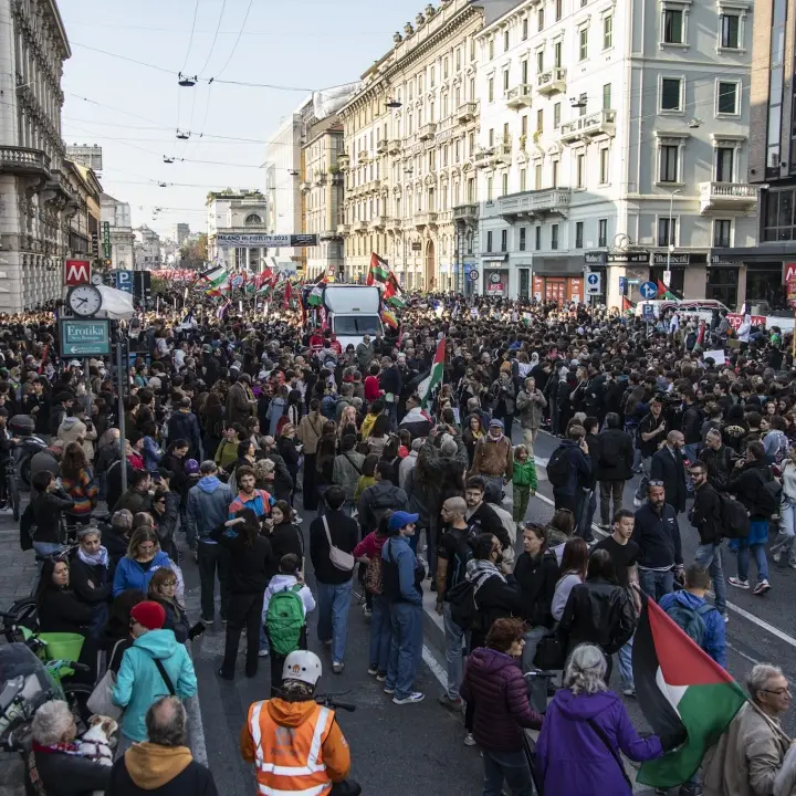 Milano si ferma per Gaza: 30 mila in corteo, studenti e sindacati invadono la città. Blocchi, cori e bandiere palestinesi\n